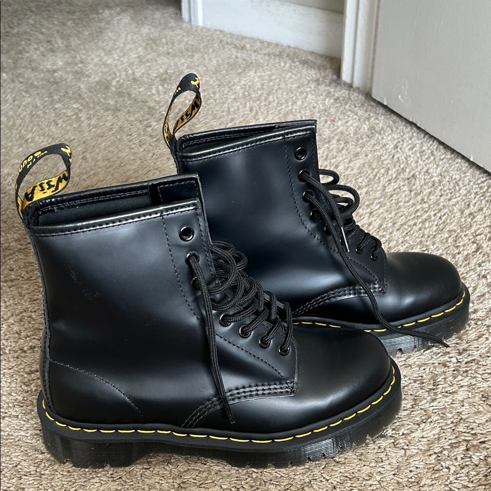 DR MARTENS - NEVER USED - Black Leather Lace-Up Boots